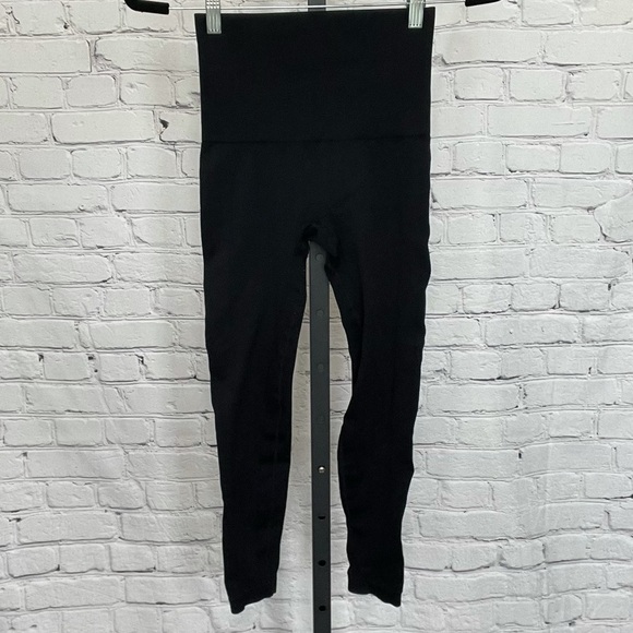 Seamless High Waisted Black 7/8 Leggings - Picture 1 of 3
